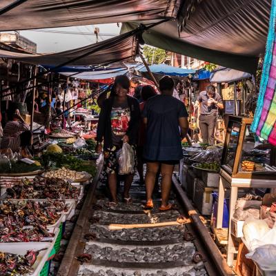 Mercato sulla Ferrovia di Maeklong