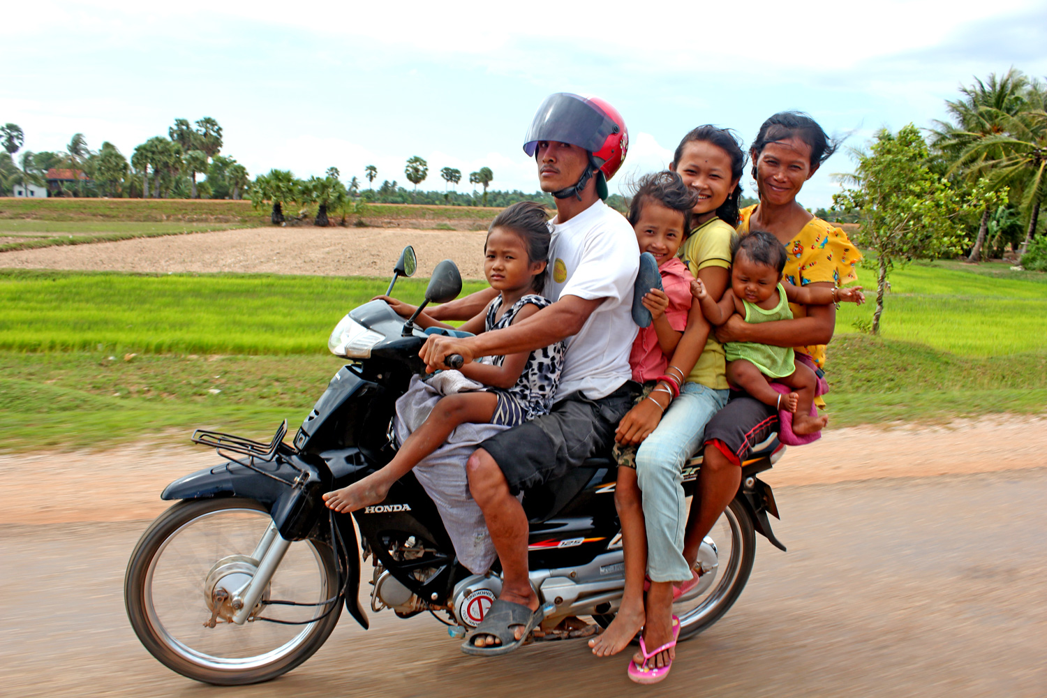 Cambogia: famiglia in motorino, 6 persone. Sconsigliato l'affitto di mezzi di trasporto per girare la Cambogia.