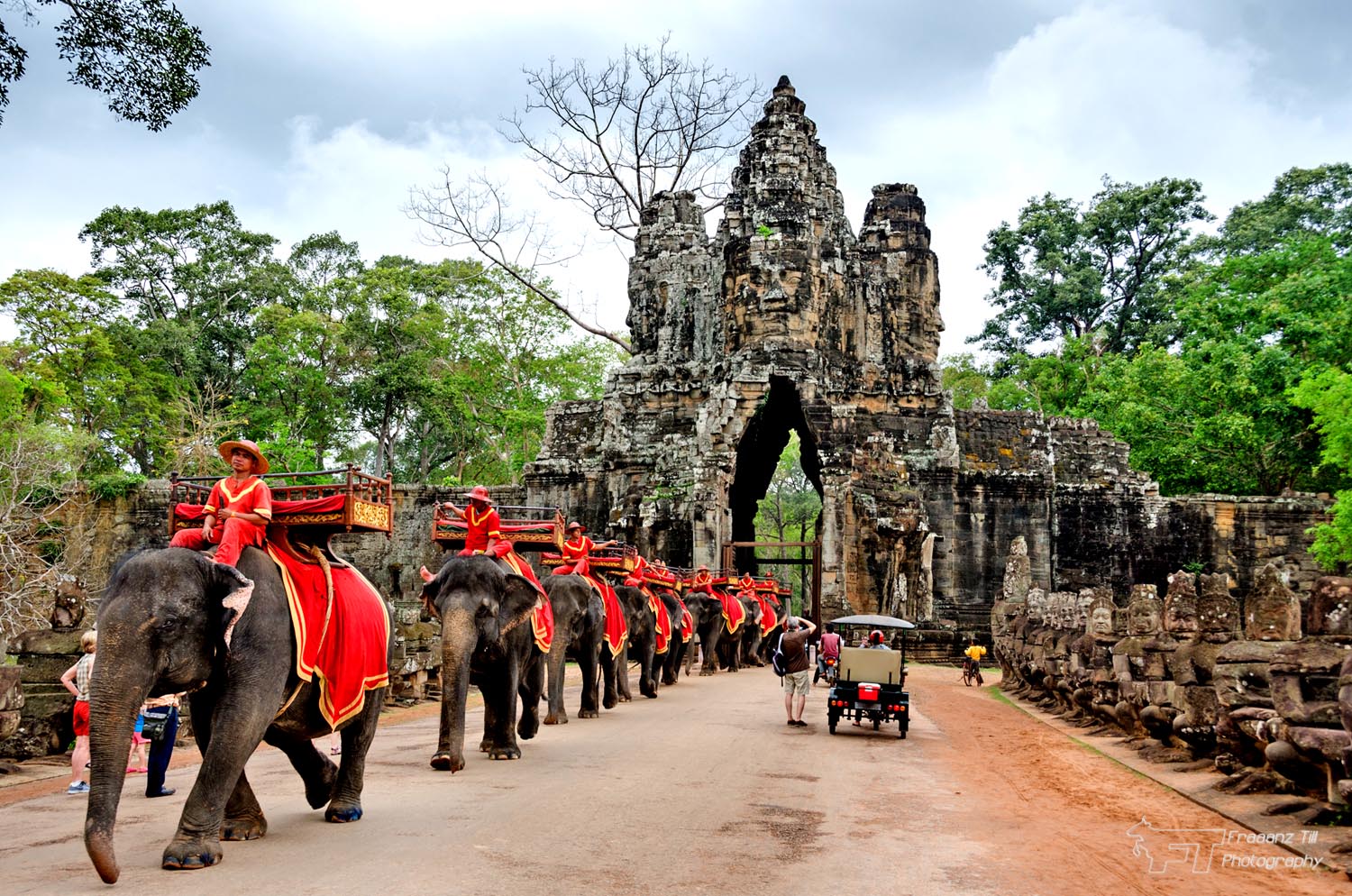 Angkor Gate Angkor Wat Elephant Trekking