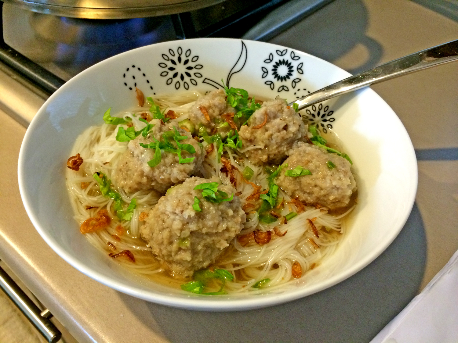 Street food Indonesiano:Bakso, zuppa con polpette di carne