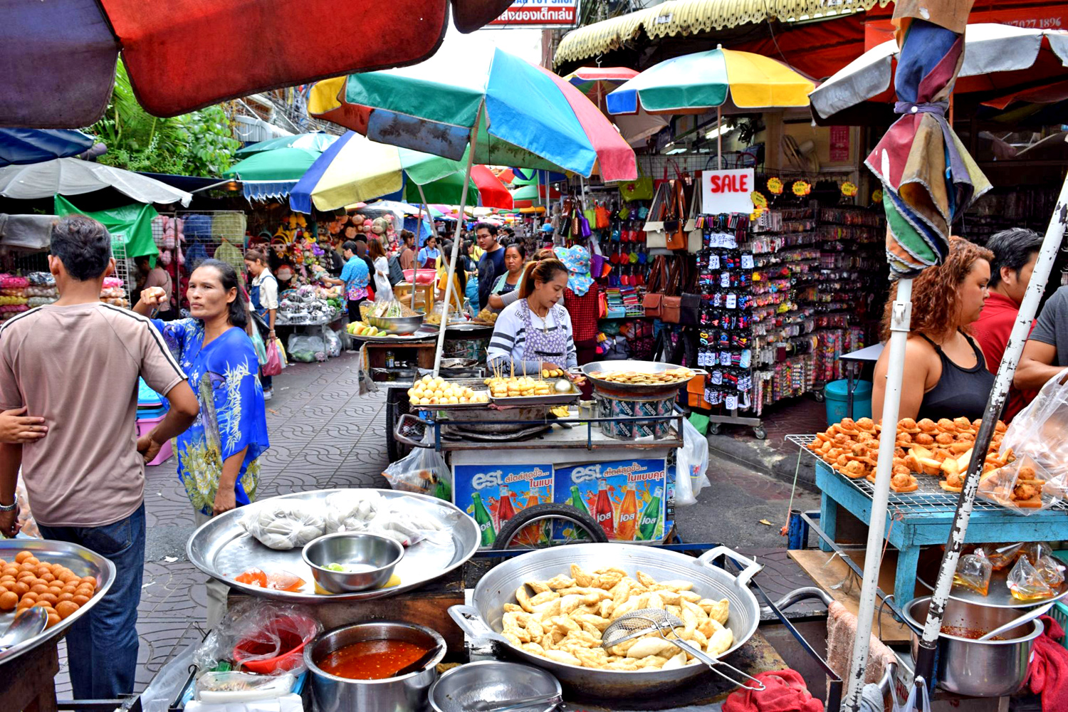 Chinatown, Bangkok: street food, negozi e bancarelle sulla strada